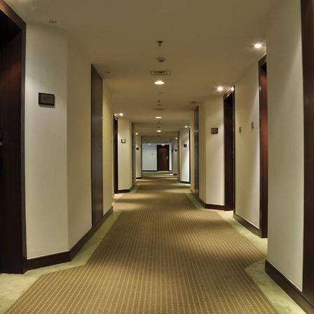 Hotel Adarsh Hamilton Bangalore Esterno foto