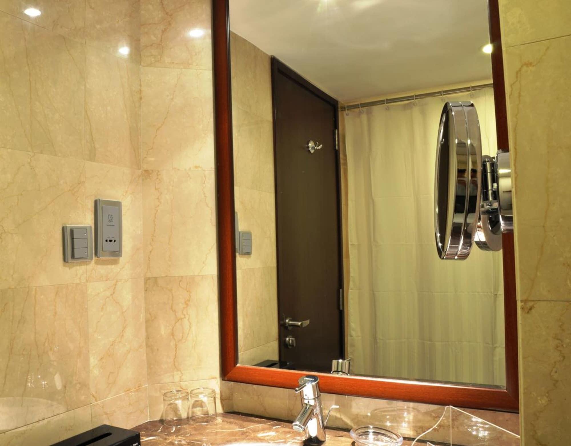 Hotel Adarsh Hamilton Bangalore Esterno foto