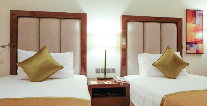 Hotel Adarsh Hamilton Bangalore Esterno foto