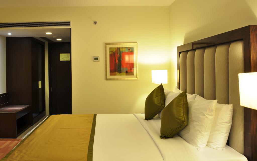 Hotel Adarsh Hamilton Bangalore Esterno foto