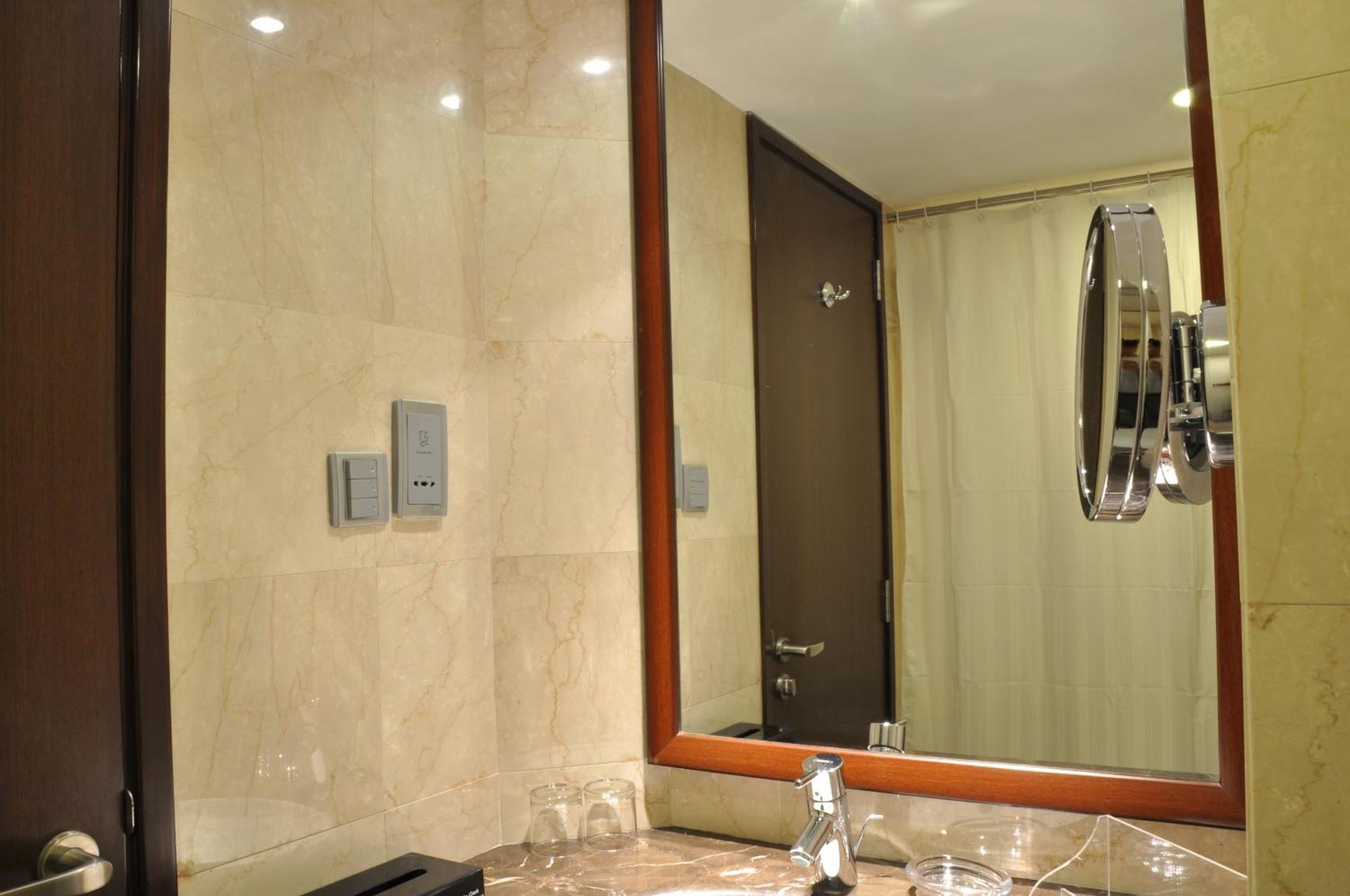 Hotel Adarsh Hamilton Bangalore Esterno foto