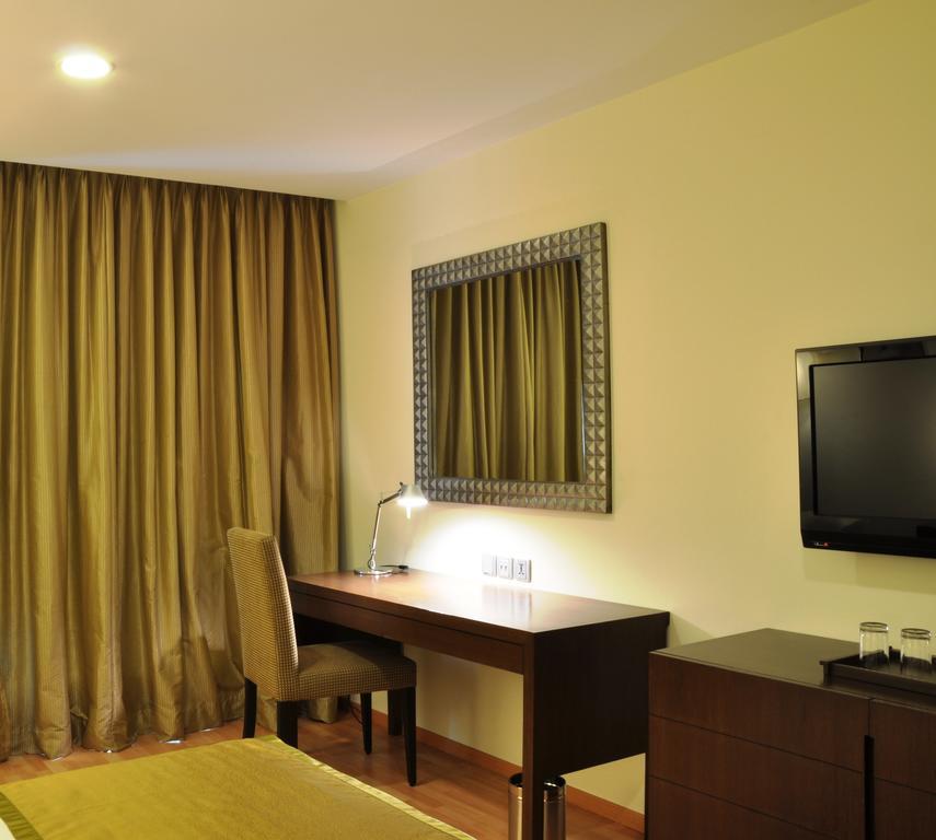 Hotel Adarsh Hamilton Bangalore Esterno foto