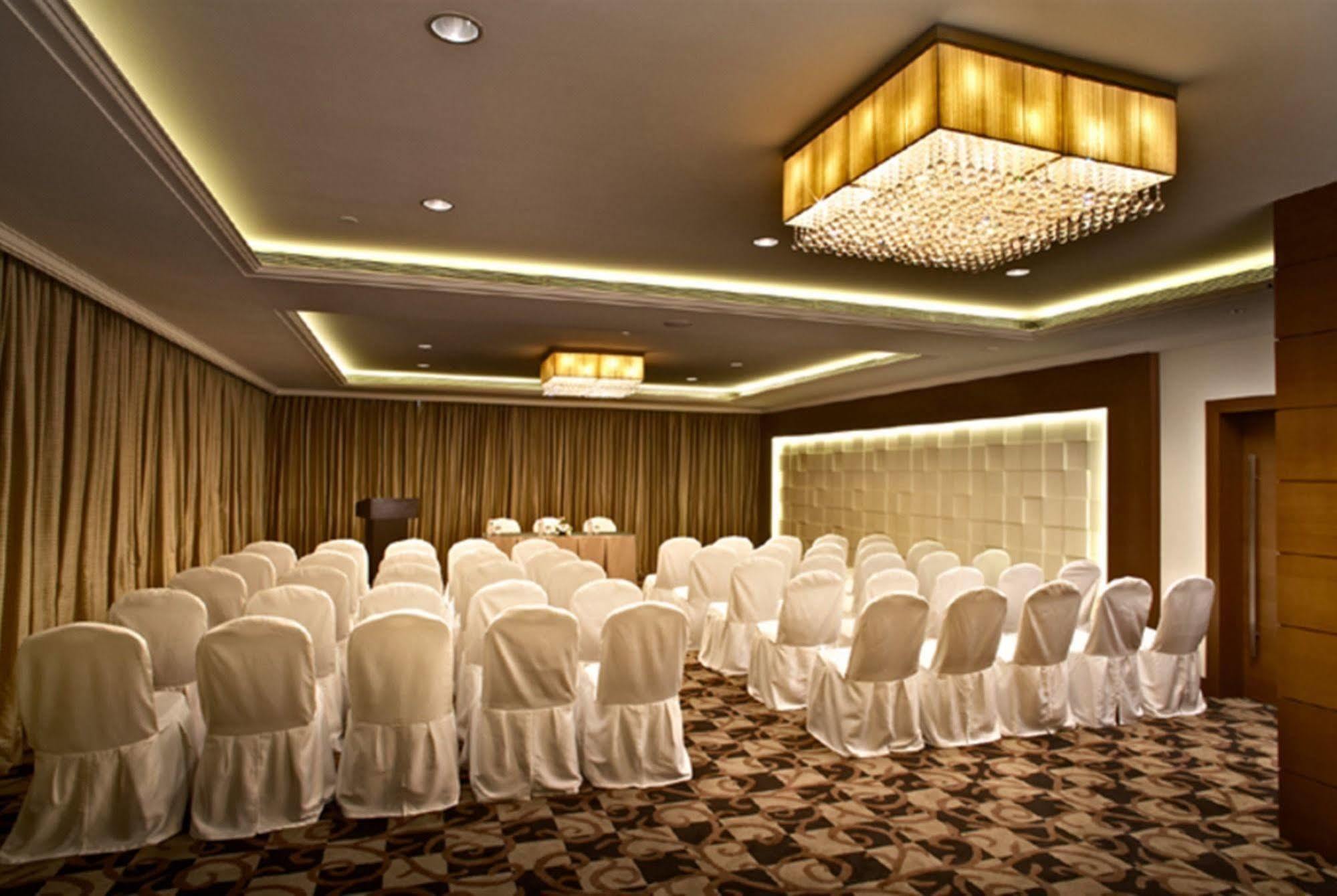 Hotel Adarsh Hamilton Bangalore Esterno foto