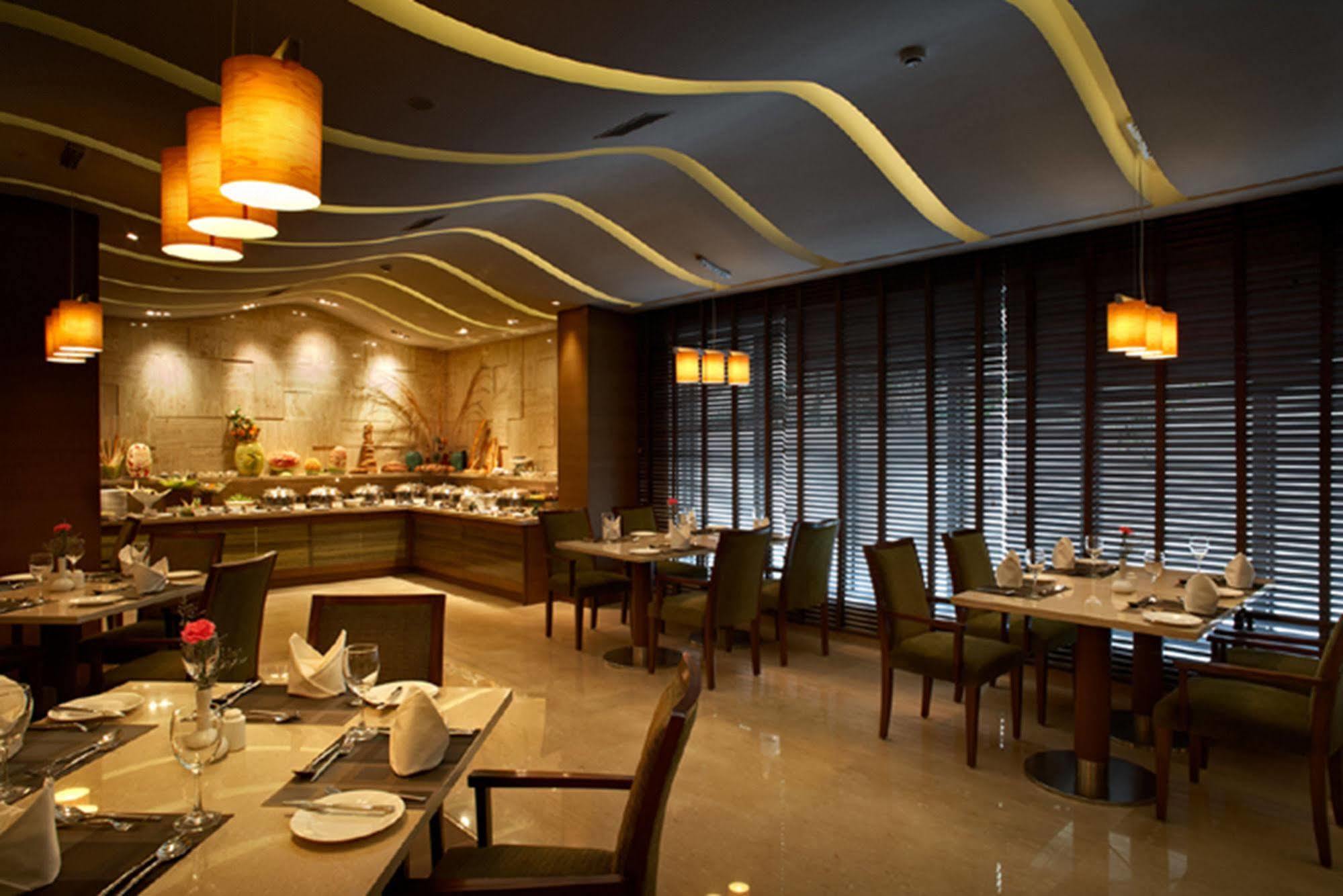Hotel Adarsh Hamilton Bangalore Esterno foto