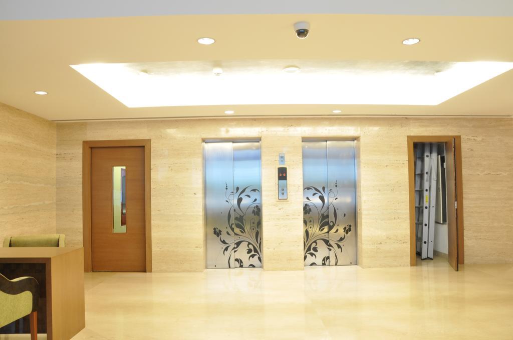 Hotel Adarsh Hamilton Bangalore Esterno foto