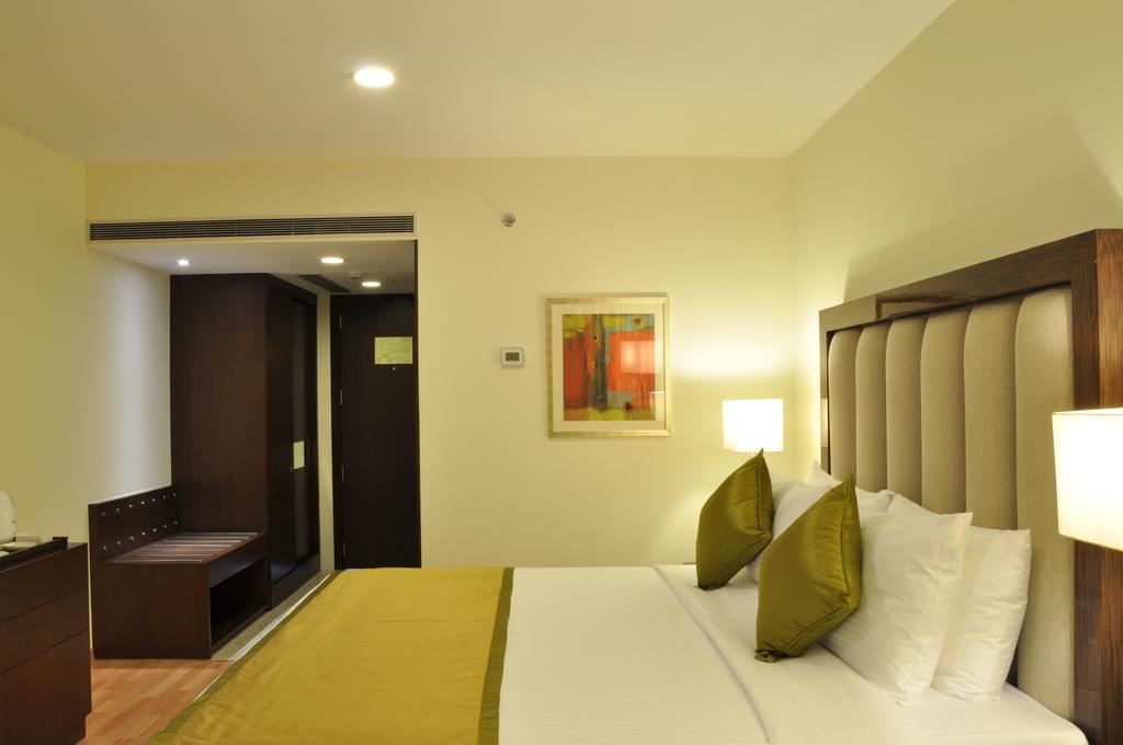 Hotel Adarsh Hamilton Bangalore Esterno foto